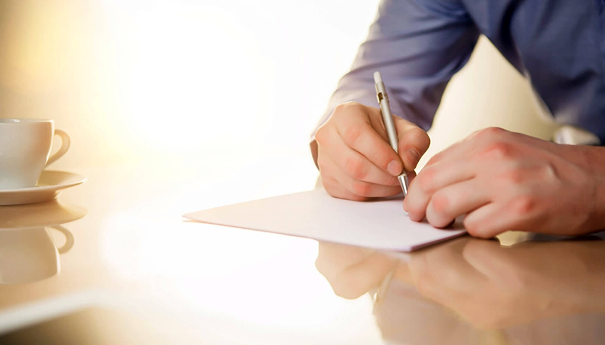 Experte schreibt am Schreibtisch