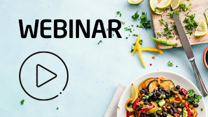 Teller mit Essen und Geschirr auf hellblauem Hintergrund