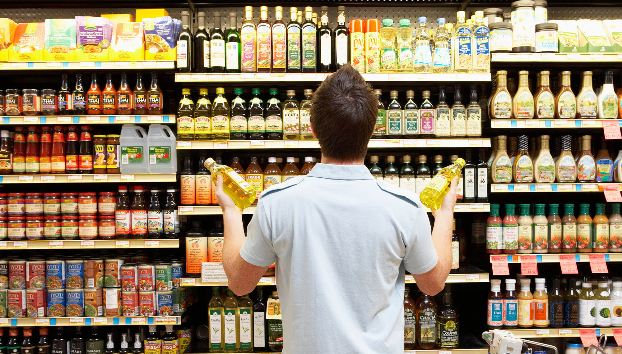 Person, die Lebensmittel im Geschäft auswählt