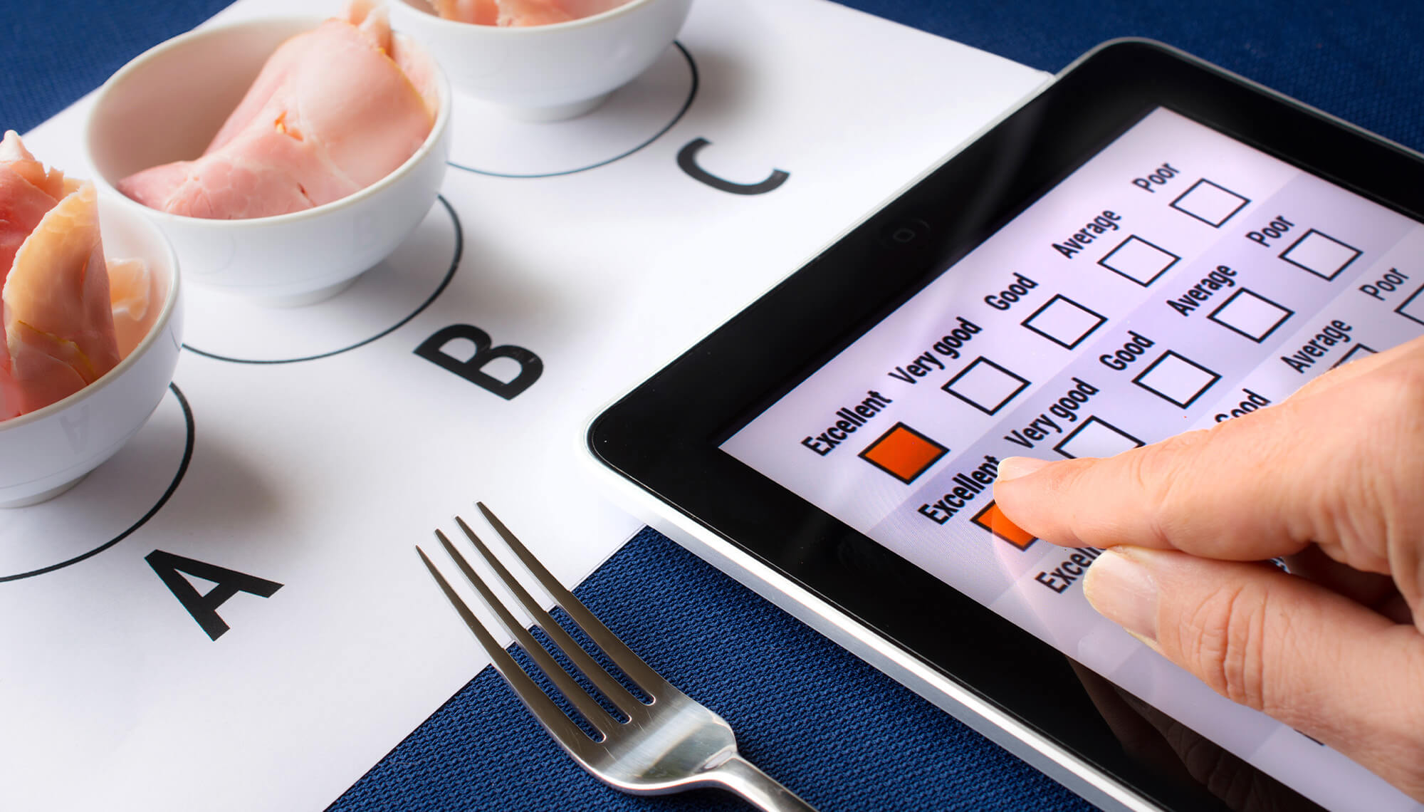 Person, die Feedback über ein elektronisches Gerät sendet